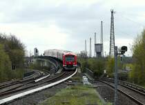 �ber die Rampe vom Bahnhof Altona kommend, erreicht ein Zug der S3 die Hamburger S-Bahnstation  Diebsteich . 27.4.2013