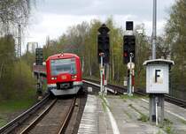 Einfahrt eines Zuges der Hamburger S-Bahnlinie S3 in die Station  Diebsteich . �ber Altona und die Tunnelstrecke der City-S-Bahn geht es weiter nach Neugraben - s�dlich der Elbe. 27.4.2013