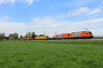 1216 901 und 2016 906 von RTS mit einem Bauzug auf dem Weg nach Salzburg. Aufgenommen am 27. April bei �bersee.