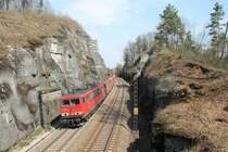 An der bekannten gro�en St�tzmauer bei Treuchtlingen legt sich am 18.04.2013 bei sch�nstem Sonnenschein 155 206-6 mit ihren leeren Falns in die Kurve.