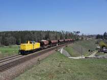 Am 20.04.2011 legt sich 213 383-8 mit ihrem Schotterzug in die Kurve bei Gundelsheim.