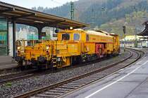 Plasser & Theurer Dynamic Stopfexpress 09-3X mit Plasser & Theurer Schotterplaniermaschine SSP 110 SW der H.F. Wiebe GmbH f�hrt am 27.04.2013, bei leichten Regen, durch den Bahnhof Betzdorf/Sieg in Richtung K�ln.
