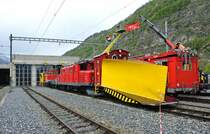 Tag der offenen T�r in den Depots und Werkst�tten im Glisergrund: Schneer�umgarnitur bestehend aus: X 2901, VZ Ge 4/4 15 und X 2907 und dahinter noch der Xrotm 2931, 27.04.2013.