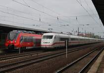 Hier links 442 141 und 442 636 als RE7 (RE92721) von W�nsdorf-Waldstadt nach Berlin Hbf. und rechts 808 020-2  Meiningen  als ICE847 von K�ln Hbf. nach Berlin Hbf.(tief) mit 808 027-7  Ludwigslust  als ICE857 von K�ln Hbf. nach Berlin Hbf.(tief), bei der Durchfahrt am 27.4.2013 durch Berlin Sch�nefeld Flughafen, in Richtung Berlin Gr�nauer Kreuz.