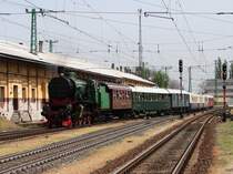 109.109 mit Sonderzug von Budapest bei der Einfahrt Győr.
27.04.2013.