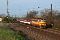 240 089 ist mit dem RR 608  Spisan  aus Kosice nur mehr wenige Minuten vom Zugendbahnhof Bratislava Hauptbahnhof entfernt. Die Aufnahme entstand am Abend des 24.04.2013 kurz nach Bratislava Vinohrady.
