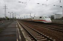 Hier 402 027-7  Ludwigslust  als ICE857 von K�ln Hbf. nach Berlin Hbf.(tief) mit 402 020-2  Meiningen  als ICE847 von K�ln Hbf. nach Berlin Hbf.(tief), bei der Durchfahrt am 27.4.2013 durch Berlin Sch�nefeld Flughafen, in Richtung Berlin Gr�nauer Kreuz.