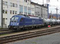 Am 11.11.2012 durchquerte MGW Service 183 500 mit einem Knickkesselwagenzug den Salzburger Hauptbahnhof in Richtung Tauernbahn.