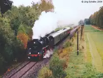 Zur 150-Jahr-Feier der Ludwig-S�d-Nord-Bahn konnte der Dampfsonderzug nur von N�rnberg nach Gunzenhausen fahren, weiter s�dlich war die Strecke gesperrt. 50 3648 am 3.10.99 westlich von Langlau vor der Br�cke der Staatsstra�e 2222. (Blick nach Osten bei km 43,6) 