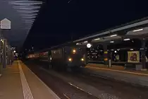 Ae 4/7 10997: Am Freitag den 26. April 2013 wurde um 05.47 h die Zugsdurchfahrt eines mit der Ae 4/7 10997 gef�hrten Sonderzuges kaum von jemandem als Besonderheit wahrgenommen.
Foto: Walter Ruetsch  