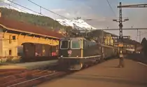 Re 4/4 II 11167 fährt im Mai 1980 in den Bahnhof Aigle ein