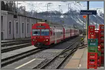 R1941 mit Steuerwagen 1753 f�hrt in Pontresina ein. Coca Cola verwendet das gleiche Rot wie die RhB. (15.04.2013)