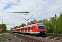 Ein S8/S5 Zug nach Dortmund �ber Hagen, der vom 422 566-0 gef�hrt wird, f�hrt hier am Sonntag den 28.4.2013 in den Bahnhof Korschenbroich ein.