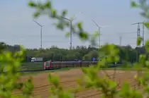 Durchblick, durch ein endlich gr�nenden Busch auf einen RE8 Zug nach M�nchengladbach, an dessen Zugschlu� der 425 039-3 anh�ngt. 28.4.2013