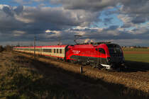 10.4.13 Das Railjet-Design, eigentlich schon ein alter Hut. Aber auf einer 1216 dann doch wieder etwas Besonderes. Kurz nach ihrer Umlackerung konnte ich die 1216 229 mit dem EC 279 von Praha Hlavni Nadrazi nach Wien Meidling bei Drsing ablichten.