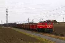 12.1.13 Neben der 1110 war zu Beginn des Jahres auch die 1040.13 im R�benverkehr anzutreffen. Tage zuvor bespannte sie einen R�benzug von Ziersdorf nach Tulln. Diesmal war die Sierndorfer R�be an der Reihe. Hier auf der R�ckfahrt nach Tulln: 1040.13 mit dem 184min vor Plan fahrenden GAG 59013 von Sierndorf nach Tulln bei Stockerau.