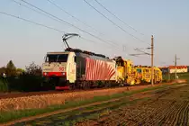 25.4.13 In letzter Zeit ist die Laaer Ostbahn sehr ausged�nnt worden. G�terz�ge fahren nur noch in der Finsternis und die einziger Abwechslung zum 4020 Einheitsbrei sind die Regionalz�ge. Aber es gibt auch Tage wie diese. Hier �berstellte die WLB Gleisbaumaschinen von Bratislava nach Laa an der Thaya. Als Zugpferd wurde ein rotes Zebra der Rail Traction Company herangezogen, alias 189 901 mit dem 177min versp�teten SGAG 14964 (WLB) von Bratislava Petrzalka nach Laa an der Thaya bei Mistelbach.