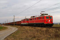 30.12.12 Nostalgische Rbe. Das Jahr 2012 war in Hinsicht auf den Rbenverkehr ziemlich abwechslungsreich. Neben Dampfleistungen, 2143 040 und 1040.13 kam auch die ehrwrdige 1110 505 zum Einsatz. Ein Kurioses Gespann war die Vollrbe von Laa an der Thaya nach Stadlau. Neben 2143 037 und 1110 505 wurde auch noch die untaugliche 2143 075 beigegeben. 
Nachdem die 2143 037 in Neubau-Kreuzstetten vom Zug kam und als Lokzug nach Mistelbach zurck fuhr, machten sich die 1110 505 und 2143 075 zusammen mit dem 108min vor Plan fahrenden GAG 59217 weiter auf den Weg von Laa an der Thaya nach Siebenbrunn Leopoldsdorf bei Obersdorf.