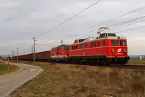 30.12.12 Nostalgische R�be. Das Jahr 2012 war in Hinsicht auf den R�benverkehr ziemlich abwechslungsreich. Neben Dampfleistungen, 2143 040 und 1040.13 kam auch die ehrw�rdige 1110 505 zum Einsatz. Ein Kurioses Gespann war die Vollr�be von Laa an der Thaya nach Stadlau. Neben 2143 037 und 1110 505 wurde auch noch die untaugliche 2143 075 beigegeben. 
Nachdem die 2143 037 in Neubau-Kreuzstetten vom Zug kam und als Lokzug nach Mistelbach zur�ck fuhr, machten sich die 1110 505 und 2143 075 zusammen mit dem 108min vor Plan fahrenden GAG 59217 weiter auf den Weg von Laa an der Thaya nach Siebenbrunn Leopoldsdorf bei Obersdorf.