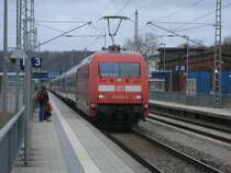 IC 2287 von Binz nach Hamburg,gezogen von 101 026,am 27.April 2013,bei der Einfahrt in Bergen/Rgen.Am Schlu lief,mit angelegtem Stromabnehmer,101 073 mit.