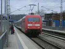 IC 2287 von Binz nach Hamburg,gezogen von 101 026,am 27.April 2013,bei der Einfahrt in Bergen/R�gen.Am Schlu� lief,mit angelegtem Stromabnehmer,101 073 mit.
