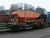 Mit Schotter beladener Skl-Anh�nger,am 27.April 2013,in Putbus.