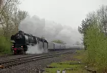 01 1066 / 012 066-7 mit ihrem 15 Wagen Sonderzug bei Erftstadt auf dem Weg rtg Trier/Saarbr�cken am 27.04.2013
