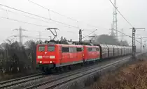 Zusammen mit einer Schwestermaschine zog 151 029 am 11.04.13 einen ERzzug durch Ahlten Richtung Hannover.
