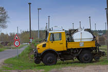 Um es vorweg zu nehmen, laut Digitaler-Wasserwaage war das Bild des Zweiwege-Unimogs in der Horizontalen. Abgestellt stand das Spritzfahrzeug in der Nhe des Neustrelitzer Bahnhofs. - 29.04.2013  