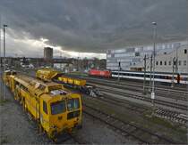 Das erste Gewitter 2013 droht grenzberschreitend... Im Vordergrund stehen Arbeitsgerte von Leonhard Weiss bereit fr die weiteren Arbeiten zur Gleiserneuerung in Konstanz, whrend im Hintergrund eine 460 mit ihren Interregio Richtung Biel startet. April 2013.