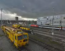 Das erste Gewitter 2013 droht grenz�berschreitend... Im Vordergrund stehen Arbeitsger�te von Leonhard Weiss bereit f�r die weiteren Arbeiten zur Gleiserneuerung in Konstanz, w�hrend im Hintergrund eine 460 mit ihren Interregio Richtung Biel startet. April 2013.