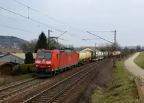 185 052 mit einem Containerzug am 24.03.2013 bei Passau.