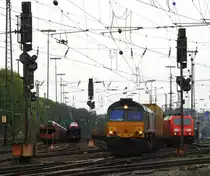 Die Class 66 DE6306 von DLC Railways f�hrt mit einem langen P&O Ferrymasters Containerzug aus Gallarate(I) nach Zeebrugge(B)  bei der Ausfahrt aus Aachen-West und f�hrt in Richtung Montzen/Belgien bei Wolken am 27.4.2013.