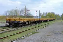 Der Neustrelitzer S�d-Bahnhof mit abgestellten Wagen und drei ausgekreutzten Signalen. - 29.04.2013