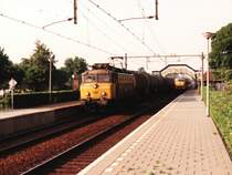 1122 mit Gterzug 57720 Roodeschool-Botlek auf Bahnhof Putten am 20-5-1992. Bild und scan: Date Jan de Vries.