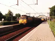 1122 mit G�terzug 57720 Roodeschool-Botlek auf Bahnhof Putten am 20-5-1992. Bild und scan: Date Jan de Vries.