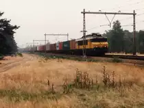1654 mit G�terzug 52313 Veendam-Waalhaven Zuid bei Nunspeet am 23-8-1994. Bild und scan: Date Jan de Vries.
