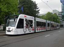 Der Combino mit der Betriebsnummer 318 ist der erste Combino mit einer Vollwerbung. Seit dem 30.04.2013 wirbt der Combino fr Swiss Milk. Hier steht der Wagen an der Haltestelle Gewerbeschule auf der Linie 6. Die Aufnahme stammt vom 30.04.2013.