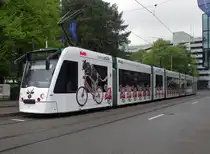 Der Combino mit der Betriebsnummer 318 ist der erste Combino mit einer Vollwerbung. Seit dem 30.04.2013 wirbt der Combino f�r Swiss Milk. Hier steht der Wagen an der Haltestelle Gewerbeschule auf der Linie 6. Die Aufnahme stammt vom 30.04.2013.