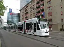 Der Combino mit der Betriebsnummer 318 ist der erste Combino mit einer Vollwerbung. Seit dem 30.04.2013 wirbt der Combino f�r Swiss Milk. Hier steht der Wagen an der Haltestelle Gewerbeschule auf der Linie 6. Die Aufnahme stammt vom 30.04.2013.