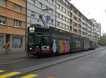 Der Be 4/6 S 667 und der Vollwerbung f�r ICE Uhren f�hrt nicht mehr Solo �ber das Bruderholz. Jetzt hat er den B 1442 angeh�ngt und wird auf der Linie 2 eingesetzt. Die Aufnahme stammt vom 30.04.2013. 