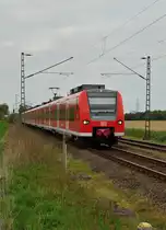 Aus Richtung Krefeld-Forstwald kommend ist diese RE 11 nach M�nchengladbach vor dem Bahnhof Anrath abgelichtet. Als Frontfahrzeug ist der 425 060-1 zu sehen am Sonntag den 28.4.2013