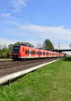 Ein RE8 Zug aus Koblenz kommend nach M�nchengladbach fahrend ist hier vom 425 607-9 f�hrend an der L 116 Br�cke zwischen der Noithausenerkurve und Gubberath abgelichtet am Sonntagmittag den 28.4.2013