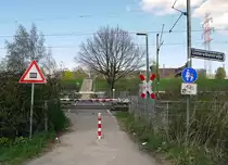 Impressionen aus Hamburg-S�d: �bergang nur f�r Fu�g�nger an der Fernbahnstrecke nach Cuxhaven. 28.4.2013