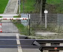Impressionen aus Hamburg-S�d: wer es nicht mehr rechtzeitig hinter die Schrankenb�ume schafft, f�r den gibt es am Fu�g�nger�bergang Unterelbestra�e eine  Fluchtzone . 28.4.2013
