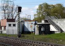 Impressionen aus Hamburg-Sd: ein Ensemble von Bahnbauten verschiedener Stile und Qualitt am bergang  Moorburger Strae . Rechts im Bild ein Teil des Fluttores am Bostelbeker Hauptdeich - die Elbe ist nicht weit entfernt... 28.4.2013