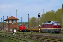 Eine knallrote und eine dunkelrote WFL-Lok stehen auf dem S�d-Bahnhof in Neustrelitz an ung�ltig gemachten Signalen. - 29.04.2013
