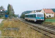 628 418 fhrt am 17.10.97 im Bahnhof Langlau nach Gunzenhausen ab.