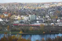 143 823 zieht am 11.11.12 eine S6 durch Essen-Kettwig in Richtung K�ln-Nippes.