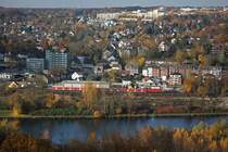 143 215 mit einer S6 nach Essen Hbf fhrt in Krze in den Bahnhof Essen-Kettwig ein.
Aufgenommen am 11.11.12.